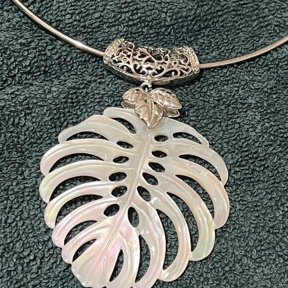 Sarah Coventry Womens Necklace Monstera Pendant - Picture 2 of 10